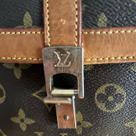 Authentic Louis Vuitton front clasp won’t shut. - Picture 3 of 10